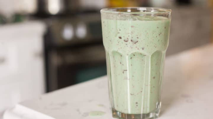 keto frappuccino, keto mint chocolate chip frappuccino, sugar free frappuccino, low carb frappuccino recipe, keto frappuccino recipe, low carb mint chocolate chip frappuccino