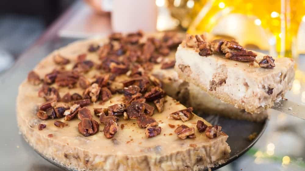 keto pecan cheesecake, keto pecan pie cheesecake, keto butter pecan cheesecake, keto cheesecake with candied pecans, low carb pecan cheesecake, low carb pecan pie cheesecake, 