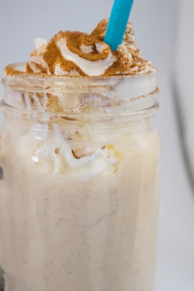 cinnamon roll smoothie, low carb cinnamon roll smoothie, keto cinnamon roll smoothie