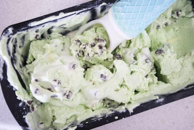 keto ice cream recipe, keto mint chocolate chip ice cream, low carb mint chocolate chip ice cream, low carb ice cream recipe, keto ice cream, sugar free ice cream recipe, low carb high fat ice cream recipe, low carb high fat ice cream