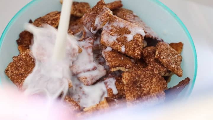 keto cinnamon toast crunch, low carb cinnamon toast crunch, keto cinnamon toast crunch cereal, low carb cinnamon toast crunch cereal, keto cinnamon toast crunch cereal recipe, gluten free cinnamon toast crunch, homemade cinnamon toast crunch