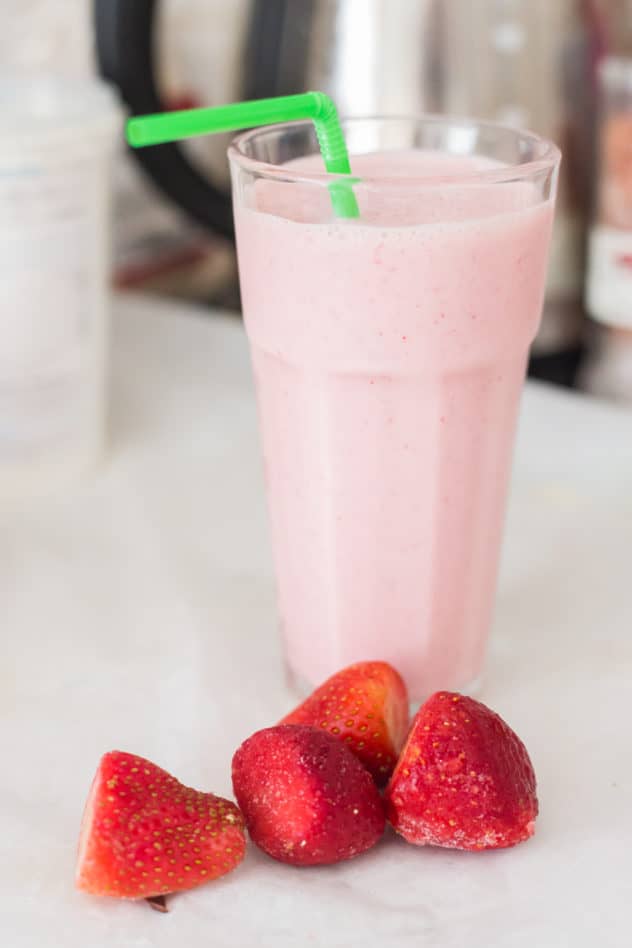 keto strawberry smoothie, keto strawberry smoothie with yogurt, keto strawberry smoothie with greek yogurt, keto smoothie recipe, low carb strawberry smoothie, 