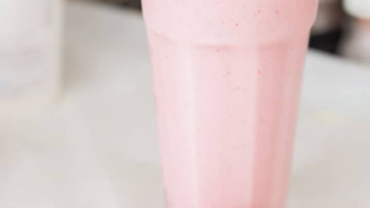 keto strawberry smoothie, keto strawberry smoothie with yogurt, keto strawberry smoothie with greek yogurt, keto smoothie recipe, low carb strawberry smoothie,