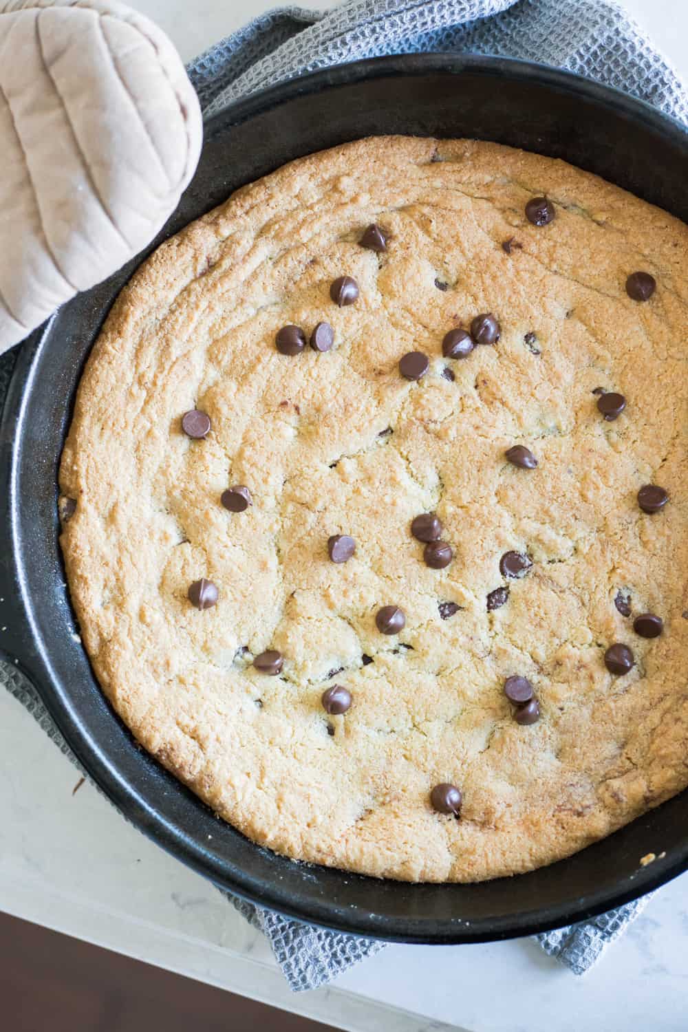 keto skillet cookie, low carb skillet cookie, keto chocolate chip skillet cookie, low carb chocolate chip skillet cookie, keto cast iron cookie, low carb cast iron cookie, cast iron cookie, skillet cookie recipe, keto skillet cookie recipe, sugar free chocolate chip cookie, keto chocolate chip cookies, keto chocolate chip cookie recipe, low carb chocolate chip cookie, 