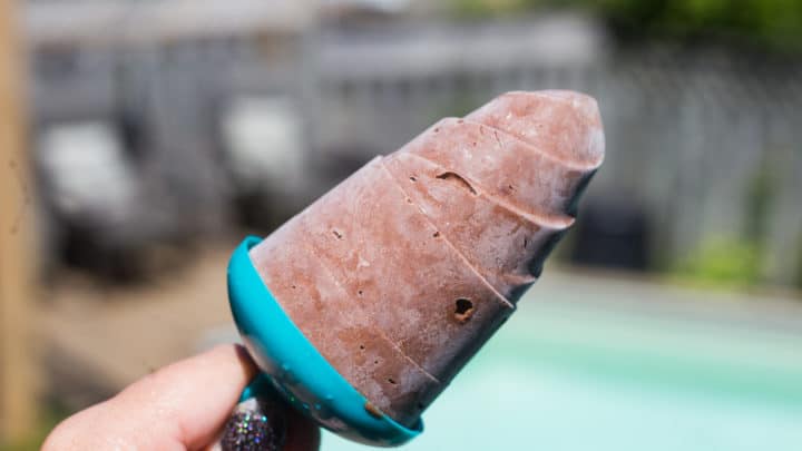 keto fudgesicles, keto fudgesicles recipe, low carb fudgesicles, low carb fudgesicle recipe, keto chocolate popsicles , keto chocolate popsicle recipe, low carb fudgesicle, homemade fudgesicles, easy keto fudgesicle, homemade fudgesicles