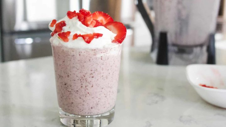 keto strawberry milkshake, keto strawberry smoothie, keto strawberry milkshake recipe, keto strawberry milkshake no added sugar, keto milkshake recipe, keto milkshake no added sugar, how to make a low carb milkshake, low carb milkshake, low carb strawberry milkshake,