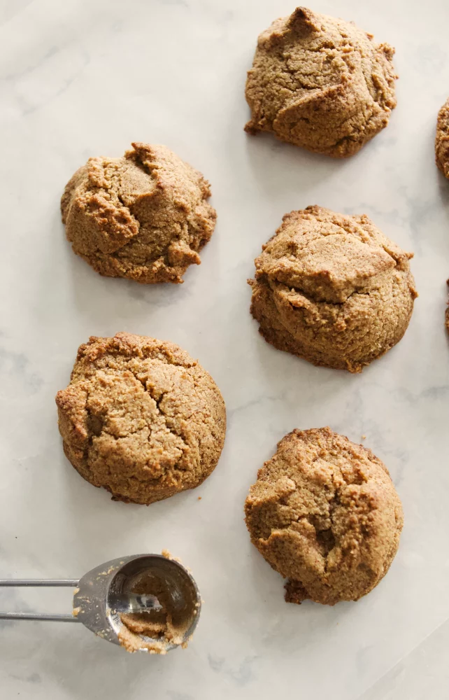 keto chewy gingerbread cookies, keto gingerbread cookies, keto ginger cookies, keto chewy ginger cookies, low carb gingerbread cookies, low carb ginger cookies, ginger cookies no wheat, gluten free ginger cookies, gluten free gingerbread cookies, how to make ginger cookies no wheat